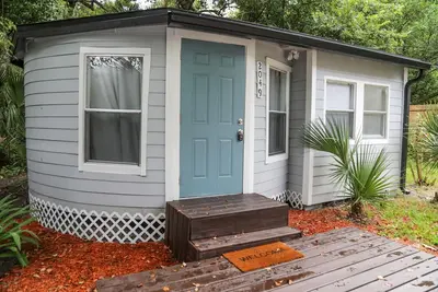 Image de Modern studio cottage with private patio and parking