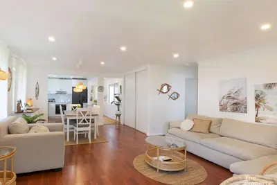 Image de Summer Breeze - Lakefront, 10 min to Beach!