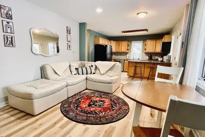 Image de Downtown Retreat 10 mins to Boyne Mountain. Pet friendly!