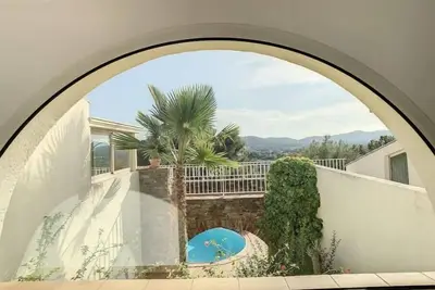 8 P - Villa de Standing 310m², vue mer et Piscine à Débordement