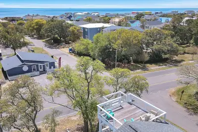 Image de Sea You Out There: Coastal Rental Close to the Beach and Local Businesses