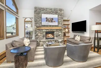 Image de Luxurious and newly remodeled ski-in/ski-out with gorgeous views! !