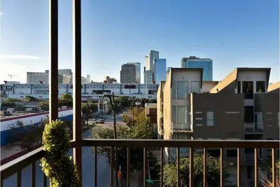 Image de Rustic Condo w/ Balcony Views- Monthly Discounts\n