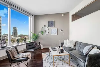 Image de Chic Hi-Rise Free Valet🏎 Pool 🏝 24hr Gym💪🌇View\n