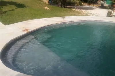 Image de maison 8 personnes avec piscine privée et grand exterieur sans vis à vis