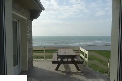 Image de Villa sur la plage! Grand jardin vue mer, idéal en famille ou entre amis.