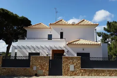 Image de Moradia com 4 Quartos, Piscina Privada, 700m da Praia, Churrasqueira, 41652/al