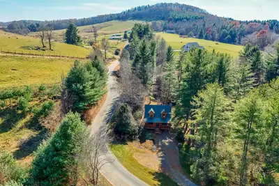 Image de Ennice Cabin w/ Waterfall: Near Blue Ridge Pkwy!