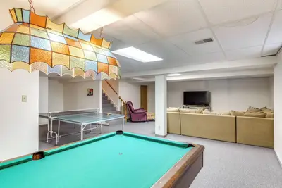 Image de Overland Park Family Home w/ Game Room & Backyard!