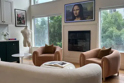 Image de Beverly Hills Luxe Rooftop Retreat – Cozy Fireplace & Stunning Views