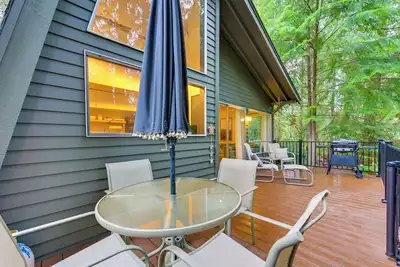Image de Harstine Island Cabin w/ Fire Pit: Walk to Beach!