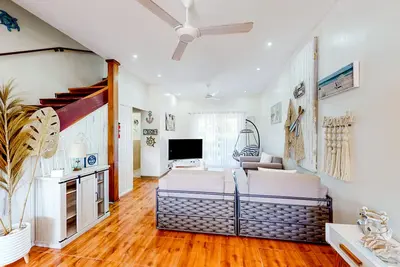 Image de Renovated 3rd-floor condo near beach with pool, balconies, streaming, W\/D, Ac