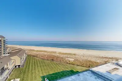 Image de Sea Colony Ocean condo with pools, hot tub, fitness room, & sports courts