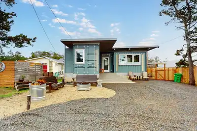 Image de Dog-friendly, brand-new shipping container home, steps from the beach