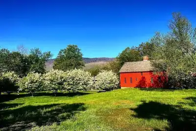 Image de Historic 18th Century Saltbox Farmhouse on Four Acres in heart of Manchester Vt