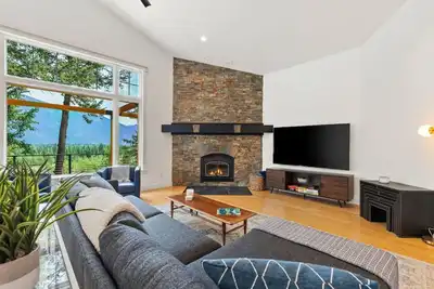 Image de Glacier Escape - Panoramic Mountain & River Views!