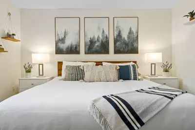 Image de Glacier Getaway! Huge Home! Sleeps 14!
