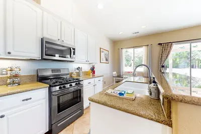 Image de Beautiful home with private yard, pool, spa, firepit, grill, patio, & fireplace