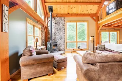 Image de Secluded, fun, family-friendly, riverfront cabin surrounded by nature.