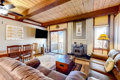 Image de Rustic townhome in a great location with wood stove, grill, balcony, & internet