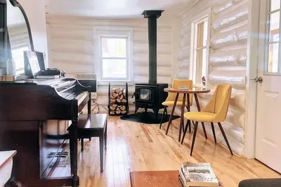Image de Arkville Chalet—log cabin with wood stove and mountain view