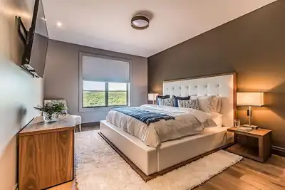 Image de Experience the perfect blend of comfort and contemporary design at Villa. \n