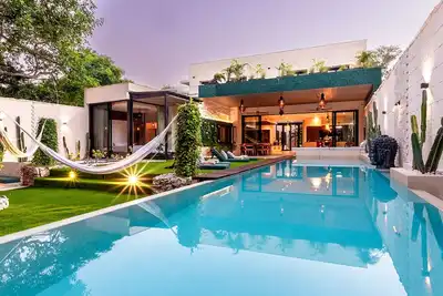 Image de Beautiful New Villa Up To 21 People - Gym/ Pool/ Jacuzzi/ Underground Bar