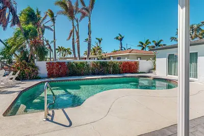 Image de Oceanfront home with luxury outdoor space, bikes, dock, & gorgeous sunsets