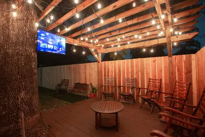 Image de close to the downtown hangout garage and patio 50 minutes from nasa space center