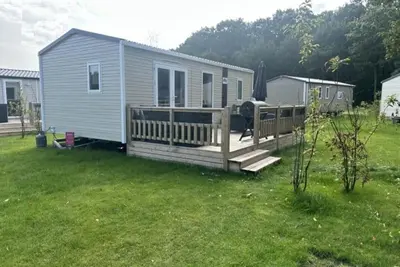 Image de Tiny house-Terrasse-Hunde willkommen-Salle de bain privée séparée-Moderne