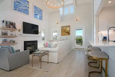 Image de Upscale renovated beach cottage across from South beach!