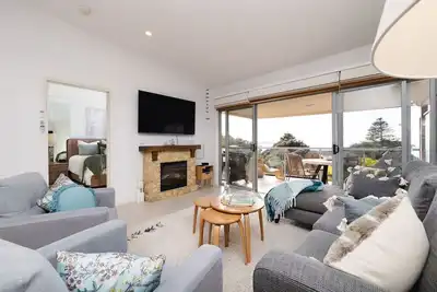 Image de The Salty Seagull - ocean view luxe by the beach! 3br 2b + so many extras.