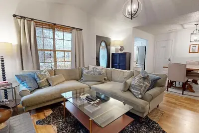 Image de Timberline Cottage - No checkout chores! 2 minutes to I-49, 8 minutes from UofA.