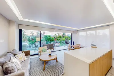 Downtown condo with great views, shared pool, hot tub, & grill