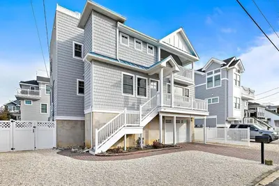 Image de Totally Renovated 6 Bedroom Home Nextdoor To Pickleball Courts! ! ! !