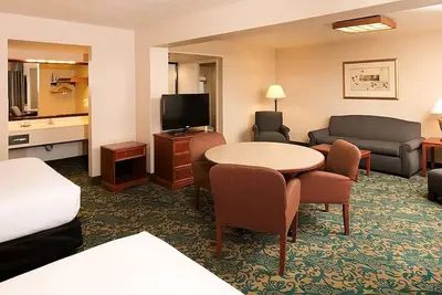 Image de Airport Convenience! 2 Comfy Units, Breakfast, Pool