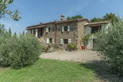 Image de Beautiful farmhouse + pool, a glorious setting in hills behind Lake Trasimeno