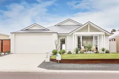 Image de Stylish And Contemporary Home With Beautiful Coastal Touches & Timber Accents