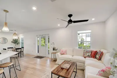 Image de Palm Beach - Newly Designed come relax, shop, enjoy!