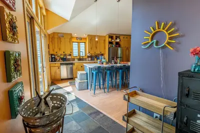 Image de Bohemian 4-bedroom 1. 5 Blocks from Lake Michigan
