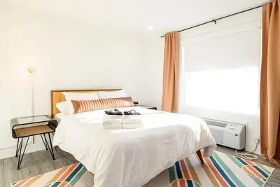 Image de Modern 1-Bed Condo | Open Pool with City Access
