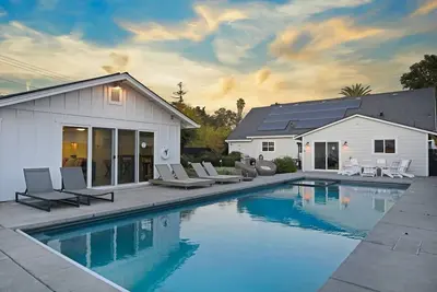 Image de Relaxing Palmer Farmhouse Pool + Hot Tub + Putting Green Walkable to Sonoma Dt