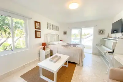 Image de Studio w/ Kitchenette and Balcony Up to 3 Guests with Pool & Beach Access