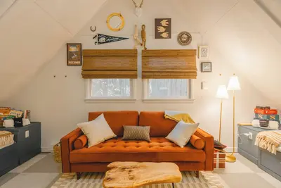 Image de The Monarch | Hot Tub, Firepit, Games, Lake