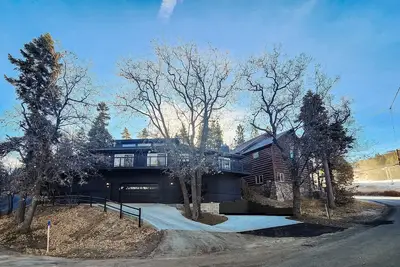 Image de Luxury Slope Side Multi-Family Chalet at Resort