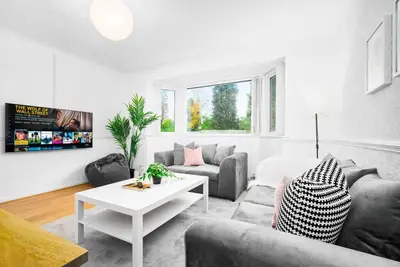 Image de Luxury 4 Bedroom House - Parking - Garden