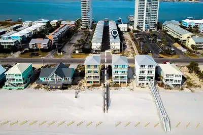 Image de Beach-view cottage near beach with pool, wrap-around balcony, boat dock, W/D, Ac