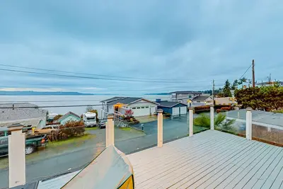 Image de Renovated sound & mountain view home with open layout, grill, & washer\/dryer
