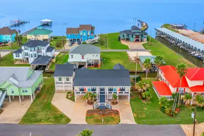 Image de Modern waterfront home with boat lift, dock, game tables, kayak, & Ac
