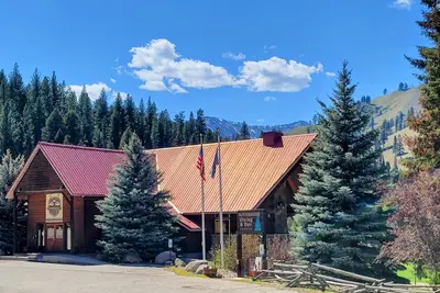 Image de Comfortable Riverside Retreat on 4 acres in secluded Lowman Idaho. Sleeps 45+.